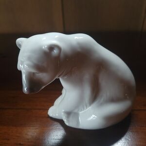 Lladro Resting Polar Bear-(retired)